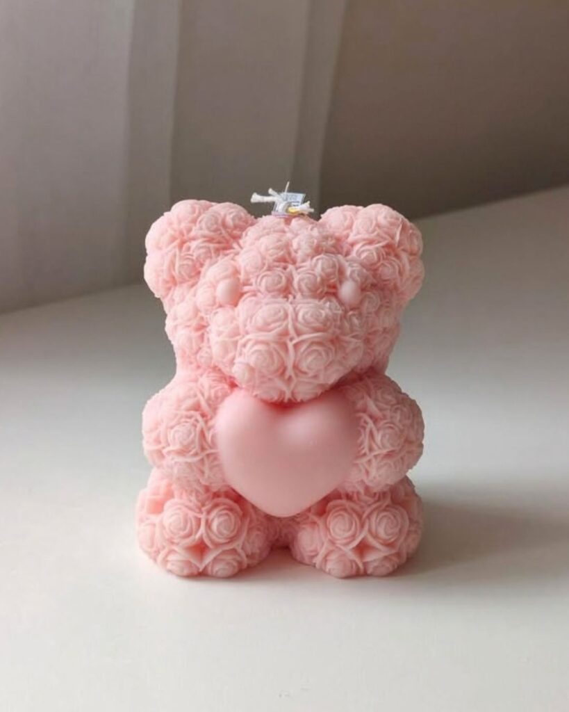 Večliki cvetni meda skulpturna sveca u roze boji